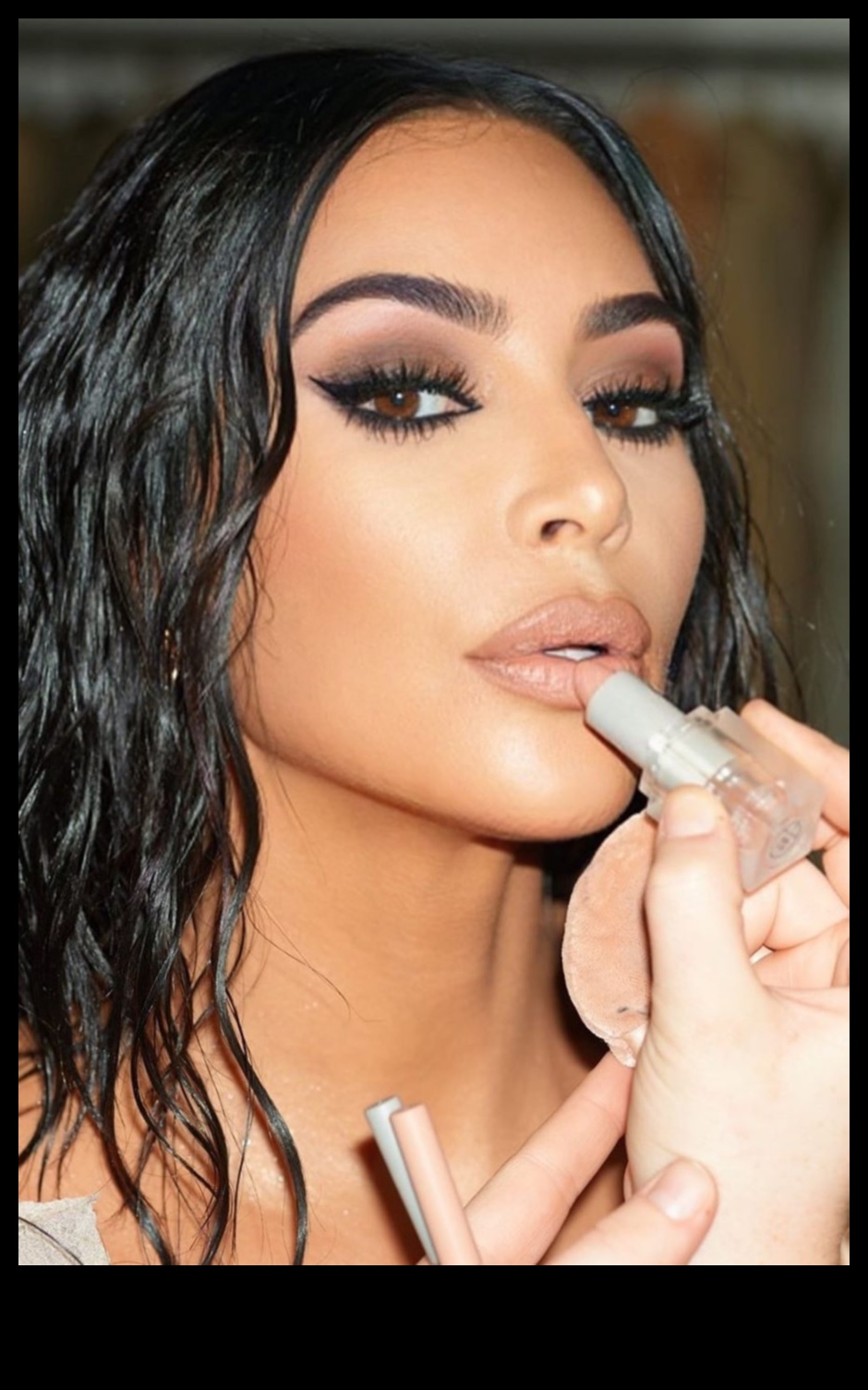 Grafică gata de seară O interpretare modernă a influențelor artistice în stilurile de machiaj de seară 4 Grafică gata de seară: explorarea influențelor artistice în stilurile de machiaj de seară