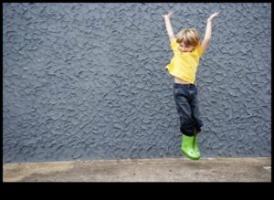 Salturi vesele: Activități jucăușe pentru sănătatea fizică a bebelușului