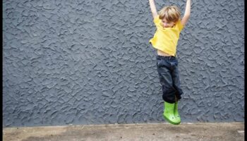 Salturi vesele: Activități jucăușe pentru sănătatea fizică a bebelușului